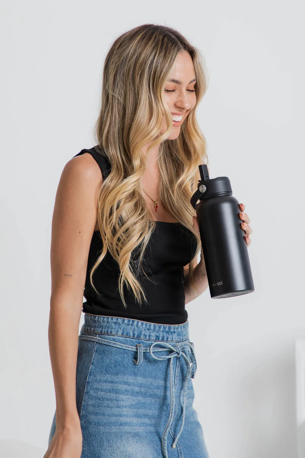 Flynn 1L Water Bottle - Black- Suni and Sol